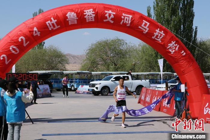 2024吐鲁番交河马拉松在葡萄沟举行，吸引两千余