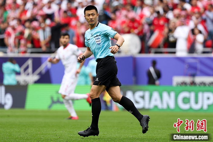 傅明获准在日本顶级职业联赛执法,展现中日裁