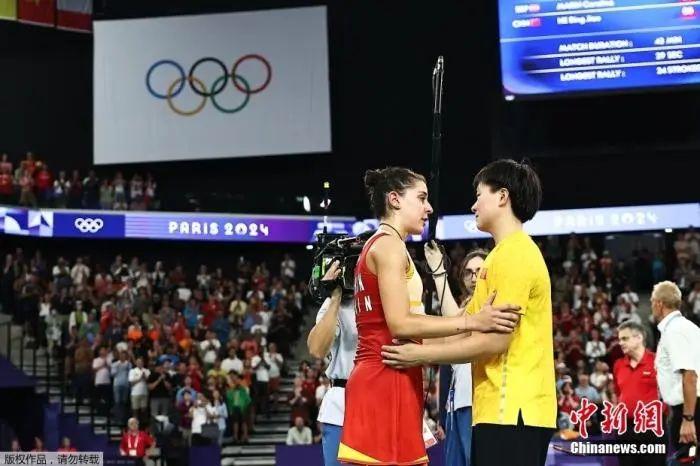 巴黎奥运赛场温情时刻：拥抱、安慰与传承