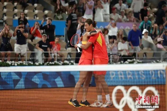 巴黎奥运赛场温情时刻：拥抱、安慰与传承