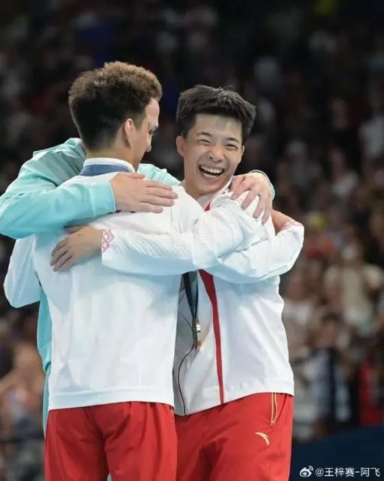 巴黎奥运赛场温情时刻：拥抱、安慰与传承