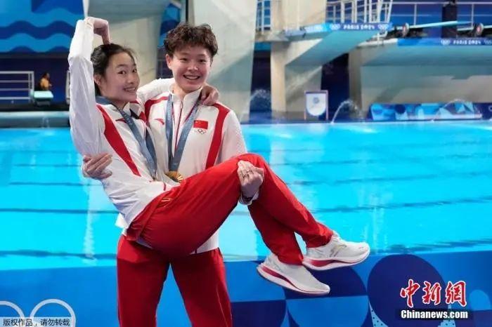 巴黎奥运赛场温情时刻：拥抱、安慰与传承