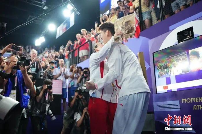 巴黎奥运赛场温情时刻：拥抱、安慰与传承