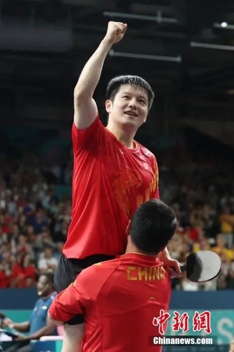 巴黎奥运赛场温情时刻：拥抱、安慰与传承