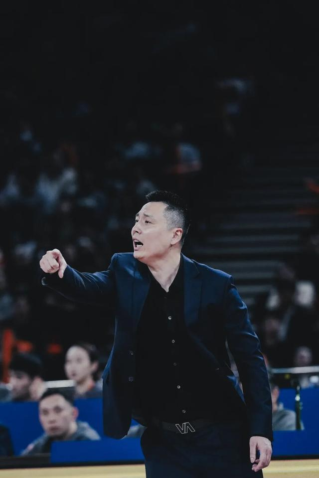 上海男篮连胜13场险胜山西 卢伟面临健康与战绩