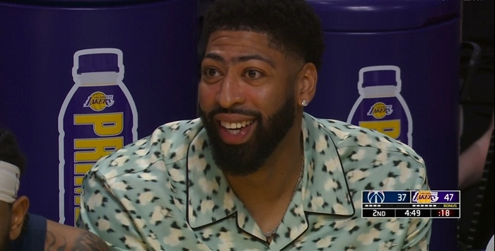 浓眉现身奇才vs湖人现场引发球迷热议